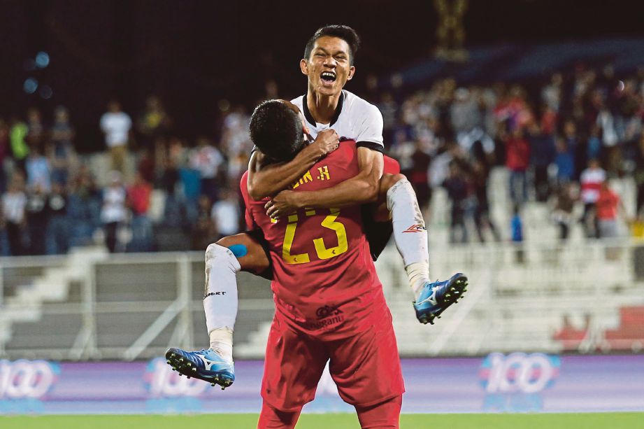  PEMAIN T-Team,  Hakim Hassan meraikan kejayaan mara ke pusingan ketiga Piala FA bersama penjaga gol,  Izzuddin Muhammat Hussin.