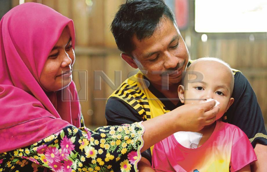 MOHD Afidi  dan Roshashimah bersama anak mereka, Nur Yusra Ainul Mardiah yang menghidap leukimia.