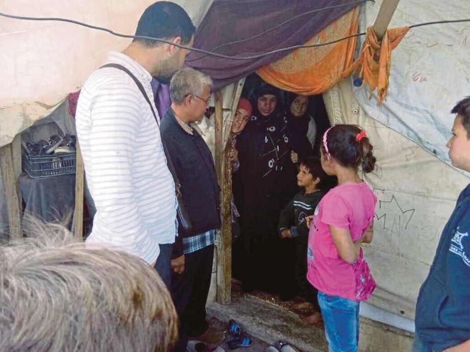Wakil Aman Palestin melawat pelarian Syria di kem pelarian sekitar sempadan Lubnan.