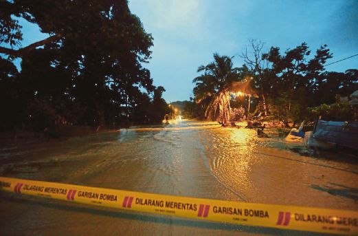 KEADAAN banjir di Kampung Chinchang, Sepang. 