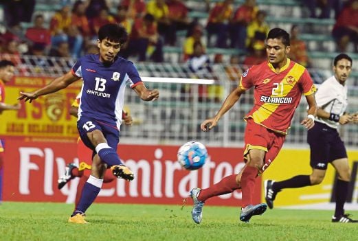 PEMAIN Selangor Hafiz Kamal (kanan) cuba merampas bola daripada pemain Tempines Rovers.