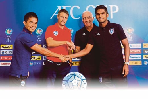  GOMEZ (dua dari kanan) bersama Hariss Harun (kanan) bersalaman dengan pengendali Bengaluru FC, Ashley Westwood (dua dari kiri) dan kapten Sunil Chettri. 