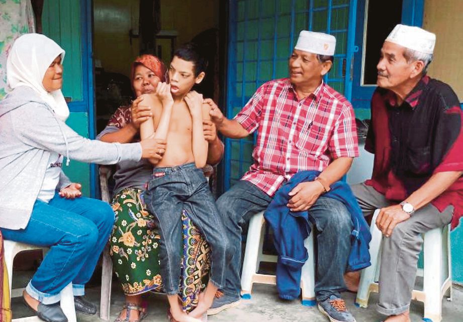 KOLIJAH bersama anaknya Muhammad Fawwaz di rumah mereka  di Kampung Padang Lalang, Jempol. 