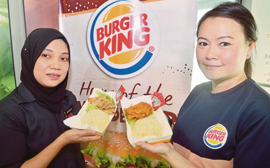 KETUA Pegawai Eksekutif Burger King Malaysia, Ng Lee Tieng (kanan) memperkenalkan resipi terbaru Burger King Nasi King di Burger King Wisma 99, Klang. 