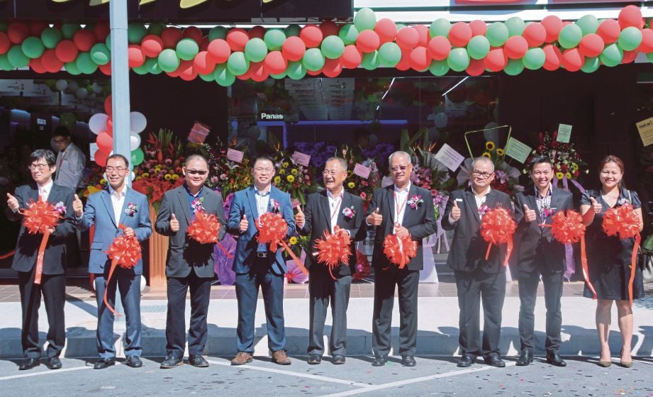 LIM (tengah) bersama rakan kongsi pada majlis pembukaan cawangan Grand Senheng di Bandar Prima Senawang, semalam.