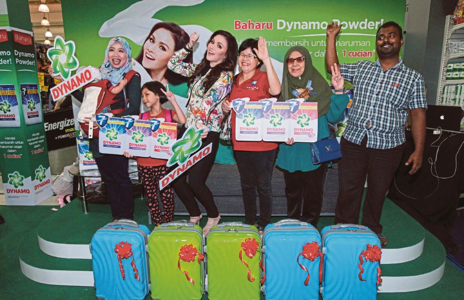 SARIMAH (tiga dari kiri) bersama pelanggan bertuah produk Dynamo di Mydin USJ, semalam.