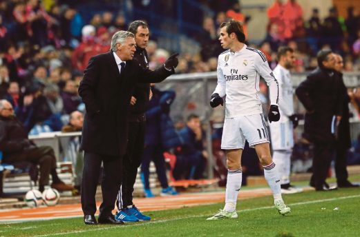 ANCELOTTI (kiri) beri arahan kepada Bale.