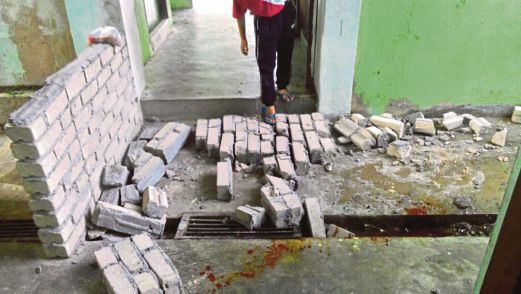 KESAN darah pada runtuhan dinding pemisah antara tandas  yang meragut nyawa seorang pelajar.