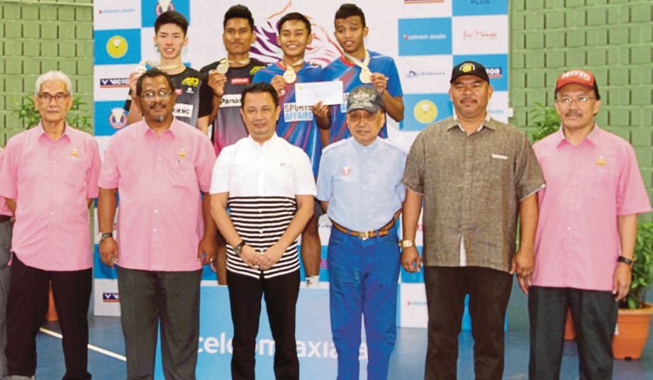 NORZA (tiga dari kiri) bergambar bersama pemenang pada majlis penutup dan penyampaian hadiah Kejohanan Badminton Kebangsaan Bawah 21 tahun 2017 Celcom dan Axiata di Stadium SUKPA, Indera Mahkota, semalam.