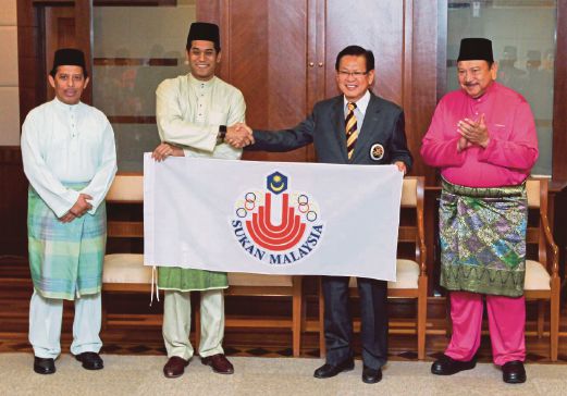 KHAIRY (dua dari kiri) menyampaikan bendera Sukan Malaysia (SUKMA) kepada Menteri Muda Sukan Sarawak Datuk Lee Kim Shin (dua dari kanan).