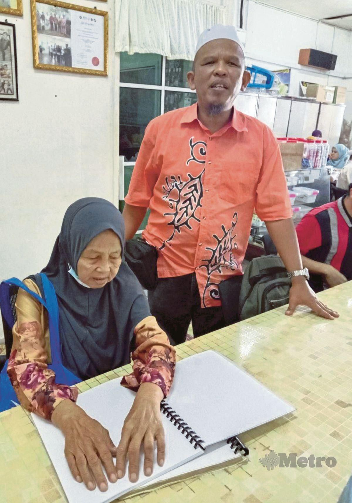 Pengerusi Persatuan Orang-Orang Cacat Penglihatan Islam Malaysia (PERTIS) Wilayah Terengganu, Mohd Fauzi Mansor, 51, (berdiri) memantau kelas al-Quran kendalian PERTIS.