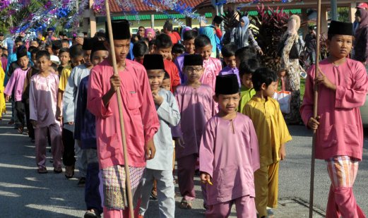   100 kanak-kanak berarak pada Program Berkhatan Beramai-Ramai di MRSM Batu Pahat. 