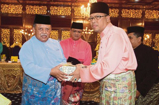  Tuanku Syed Sirajuddin menerima peti wang  simbolik penerimaan sumbangan berjumlah RM800,000 daripada Yayasan Harmoni yang diwakili Pengarahnya Datuk Mohd Radzuan Abdullah.