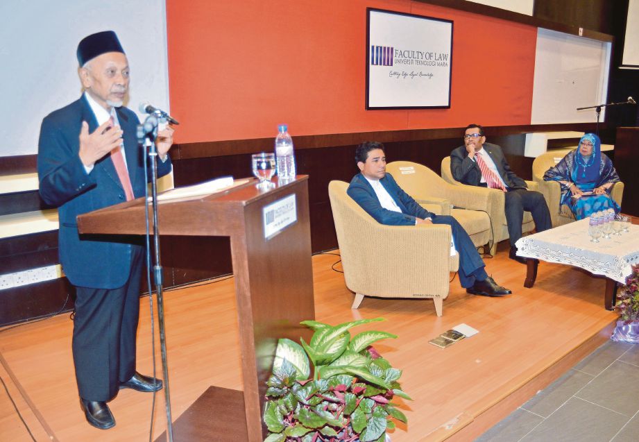  Sheikh Ghazali (kiri) menyampaikan ucapan di Auditorium Fakulti Undang-Undang UiTM, Shah Alam. 