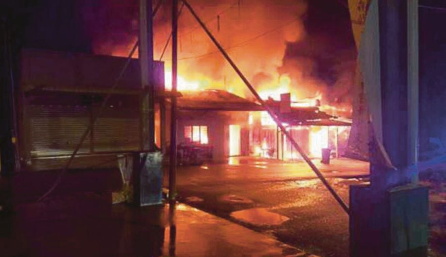 api  marak membakar tiga rumah  kedai di Kampung Baru, Sikamat, malam kelmarin.