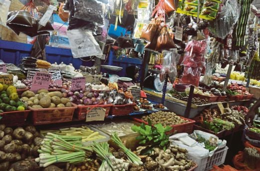TINJAUAN harga barang selepas  program jualan turun harga Pasar Tani di Pasar Borong Chow Kit.