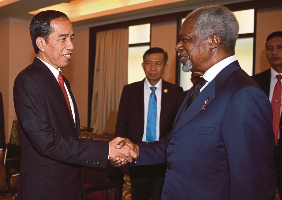 JOKOWI (kiri) bersalam dengan Annan ketika bertemu dalam Forum Demokrasi di Nusa Dua di Bali, semalam. - AFP