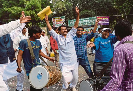 AKTIVIS pembangkang meraikan kemenangan parti mereka sebaik keputusan menunjukkan BJP kalah dalam pilihan raya di Bihar, semalam. 