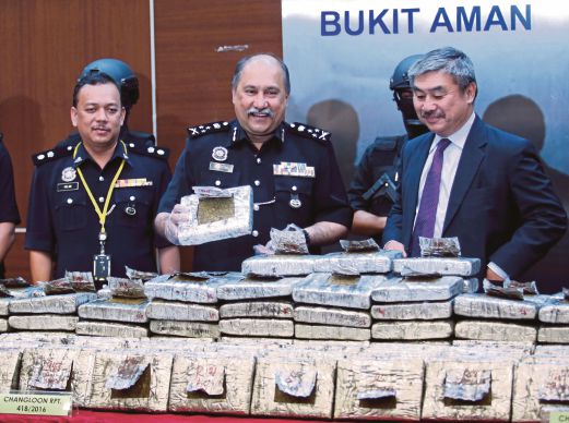 MOHD Mokhtar (tengah)  menunjukkan dadah yang  dirampas sekitar Kedah dan Pahang, Sabtu lalu.