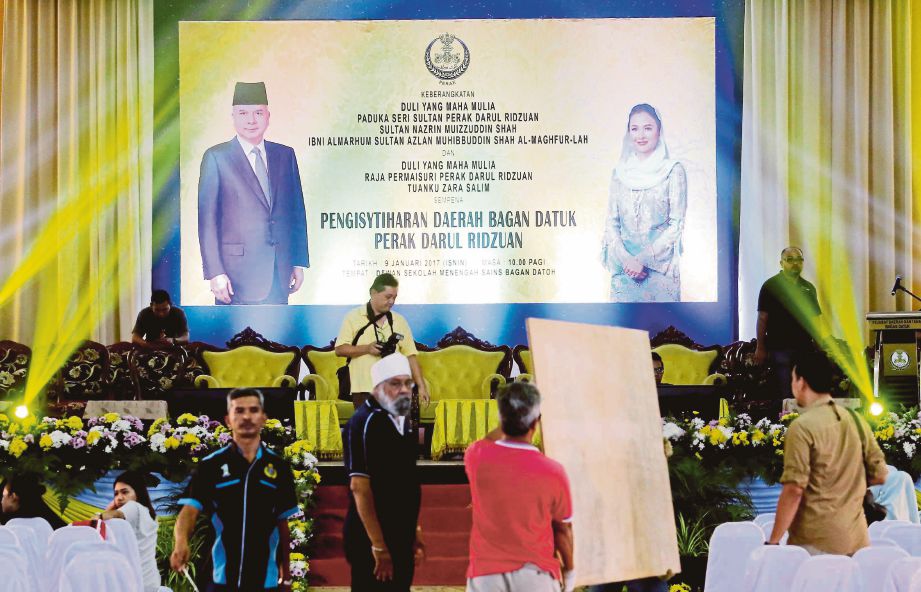 PERSIAPAN terakhir bagi Majlis Pengisytiharaan Daerah Bagan Datoh  oleh Sultan Perak, hari ini.