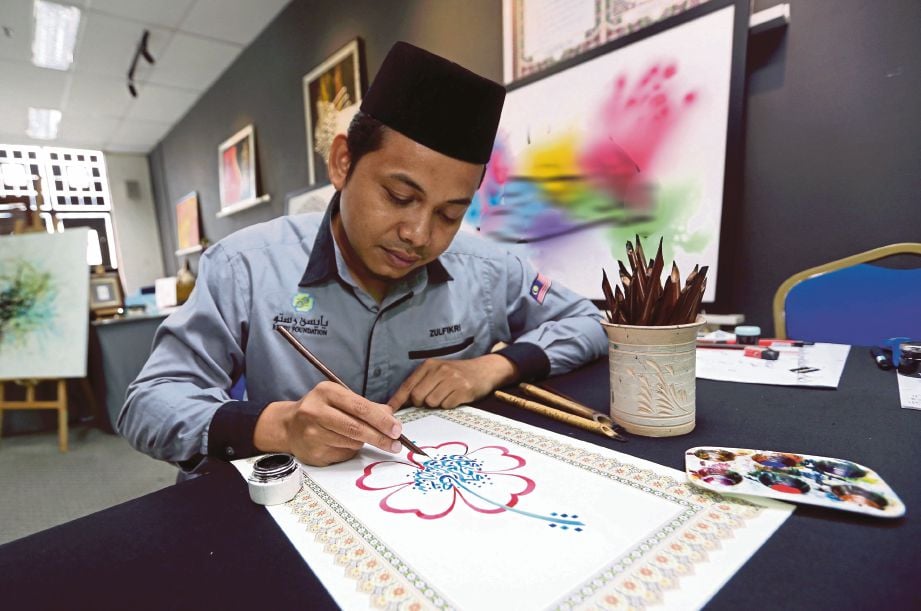 Mohd Zulfikri  menghasilkan seni khat Islam di Kompleks Balai Seni Antarabangsa Selangor.
