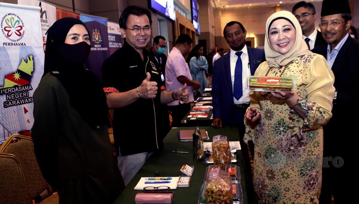 SHARIFAH Hasidah (depan kanan) melawat pameran Halal Malaysia pada Majlis Kempen Inisiatif Bajet 2022 sempena Program Jelajah Halal Malaysia Sarawak.
