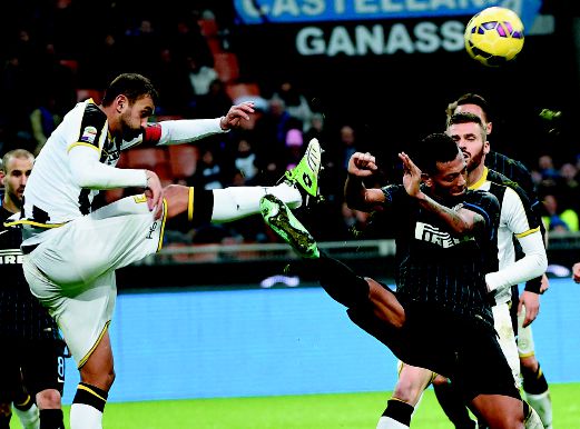 PEMAIN  tengah Inter, Fredy Guarin (kanan) mencabar pemain pertahanan  Udinese, Danilo Lalangeira.  