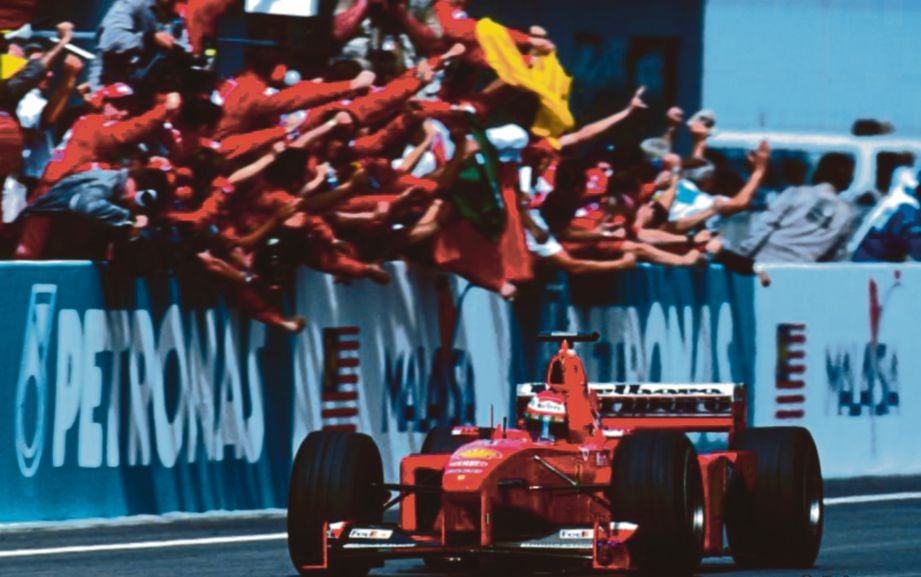 KRU pasukan Ferrari bersorak selepas Irvine melintasi penamat.