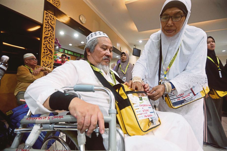 KHAIRUDDIN  (kiri) bersama isterinya, Zainab  di Kompleks Tabung Haji.