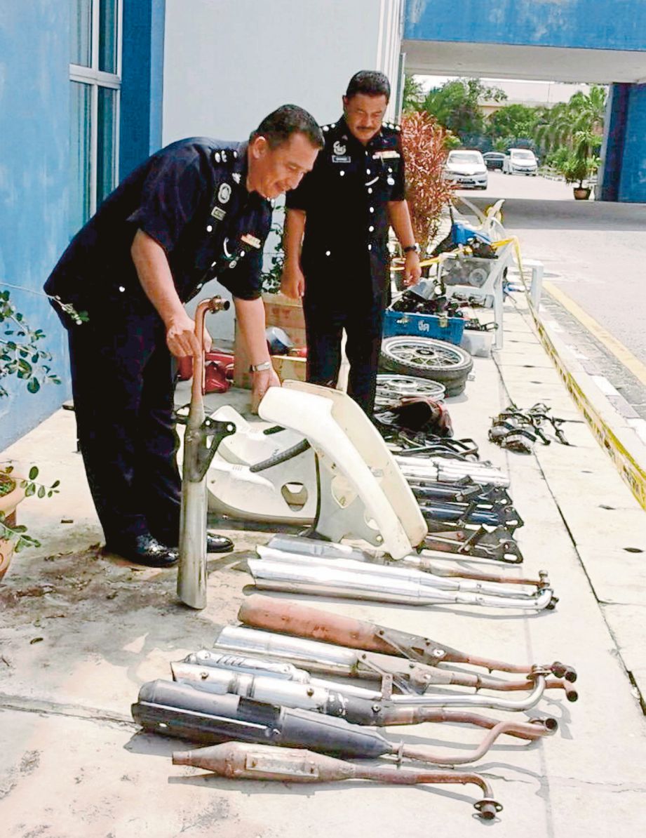 ABD Hadi  (kiri)  menunjukkan rangka dan komponen motosikal curi yang ditemui semula di Kampung Teluk, Ara. 