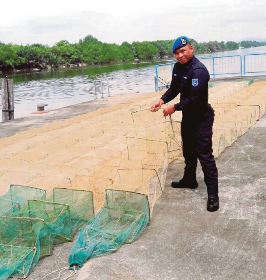 ANGGOTA PPM    merampas   peralatan menangkap ikan  di Sungai Ayam Batu Pahat, Johor.  