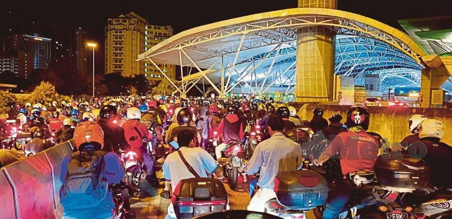 (GAMBAR fail) Pekerja menunggang motosikal menuju ke Singapura di Kompleks Kastam, Imigresen dan Kuarantin (CIQ) Bangunan Sultan Iskandar, Johor Bahru. 