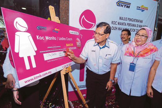 Sarbini menandatangani replika baucar bernilai RM2 yang diagihkan kepada penumpang wanita KTM Komuter pada Majlis Pengiktirafan Koc Wanita Pertama di Malaysia.