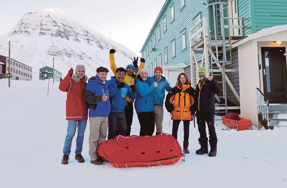 MUHAMAD Muqharabbin (tiga dari kiri) dan Mohd Irwan  (empat dari  kiri) bersama penjelajah Kutub Utara dari negara lain  selepas taklimat pengurusan peralatan dan suai kenal di Longyearbyen Svalbard. 