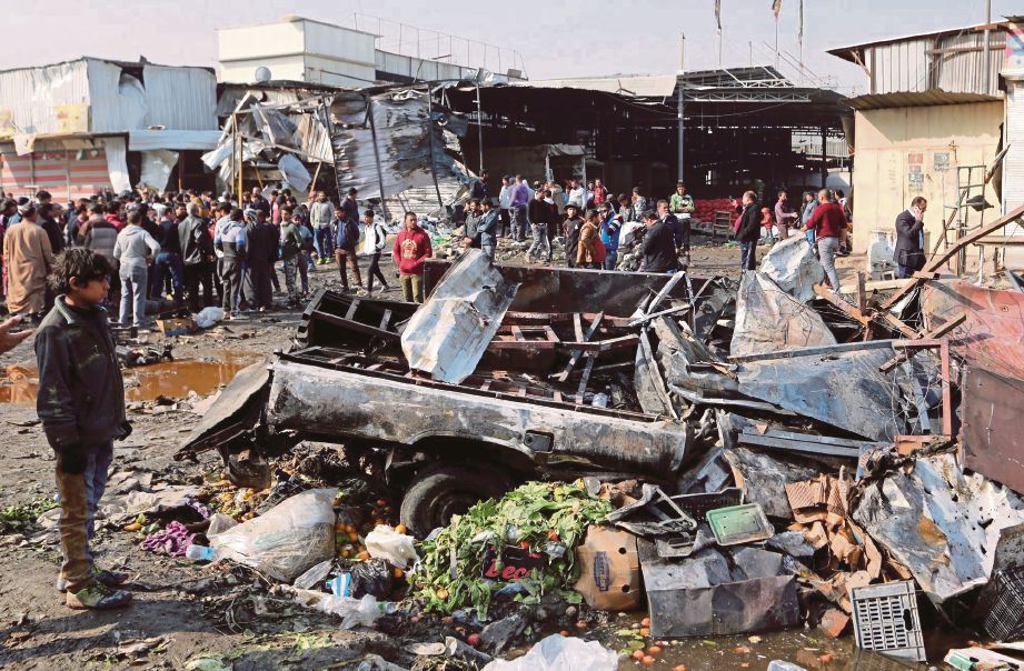 ORANG ramai melihat keadaan selepas serangan di pasar di Sadr City, semalam. - EPA