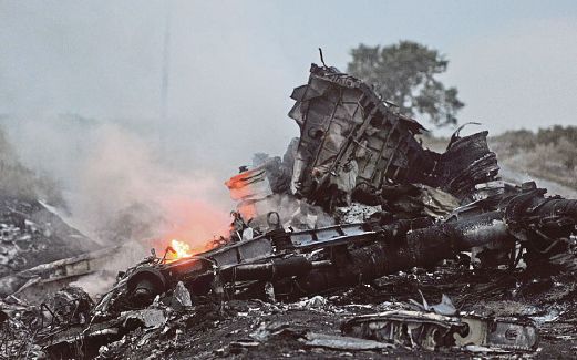 PESAWAT Penerbangan Malaysia MH17  terbakar selepas terhempas di Ukraine tahun lalu.  