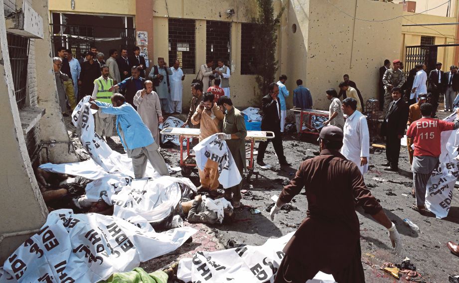 SUKARELAWAN menutup mayat mangsa yang bergelimpangan di hospital di Quetta.