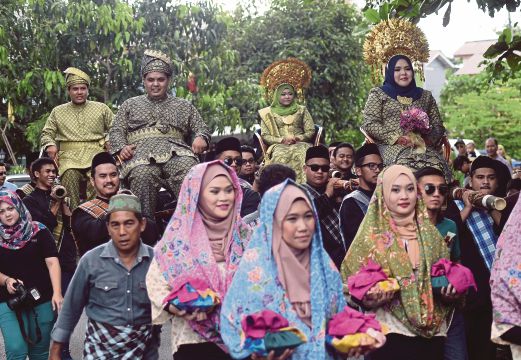  Pasangan Pengantin, Samsuri Basha dan Hazirah bersama Sufri Basha dan Nurul Nadia diarak  masuk pada Majlis Perkahwinan Adat Perpatih Negeri Sembilan. 