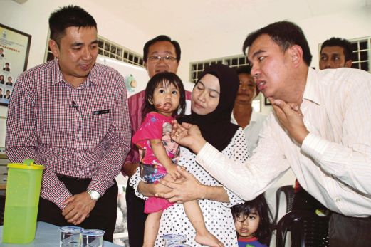  ADUN Jawi, Soon Lip Chee (kanan) melihat kecederaan Nur Qasrina Syasha di rumahnya.