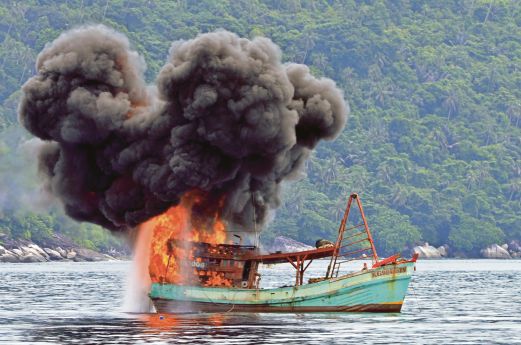 GAMBAR diambil pada 5 Disember lalu menunjukkan sebuah kapal nelayan Vietnam terbakar selepas diletupkan tentera laut kerana menangkap ikan secara haram di Kepulauan Anambas.