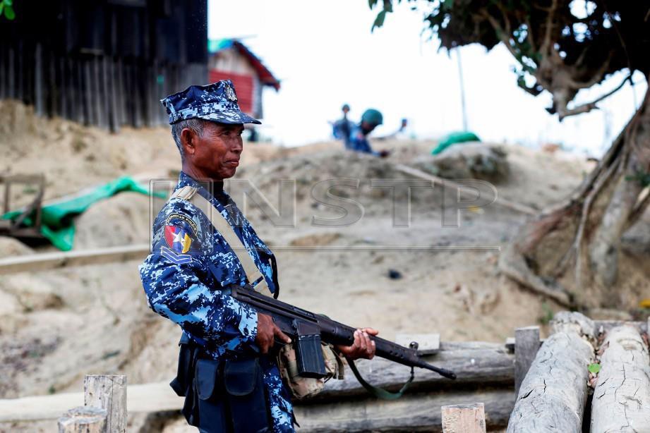 POLIS sempadan Myanmar mengawal pos kawalan di Buthidaung, Rakhine. - AFP