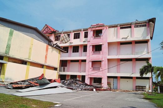BUMBUNG Sekolah Kebangsaan Senawang yang rosak teruk selepas diterbangkan ribut.