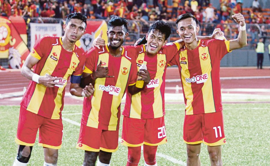SYAHMI (dua kanan) meraikan kejayaan menewaskan Melaka United.
