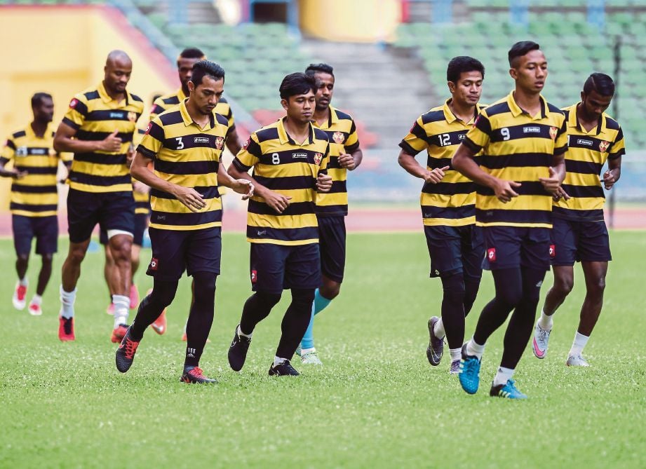 PEMAIN Selangor menjalani latihan seperti biasa walaupun tanpa kehadiran Zainal.