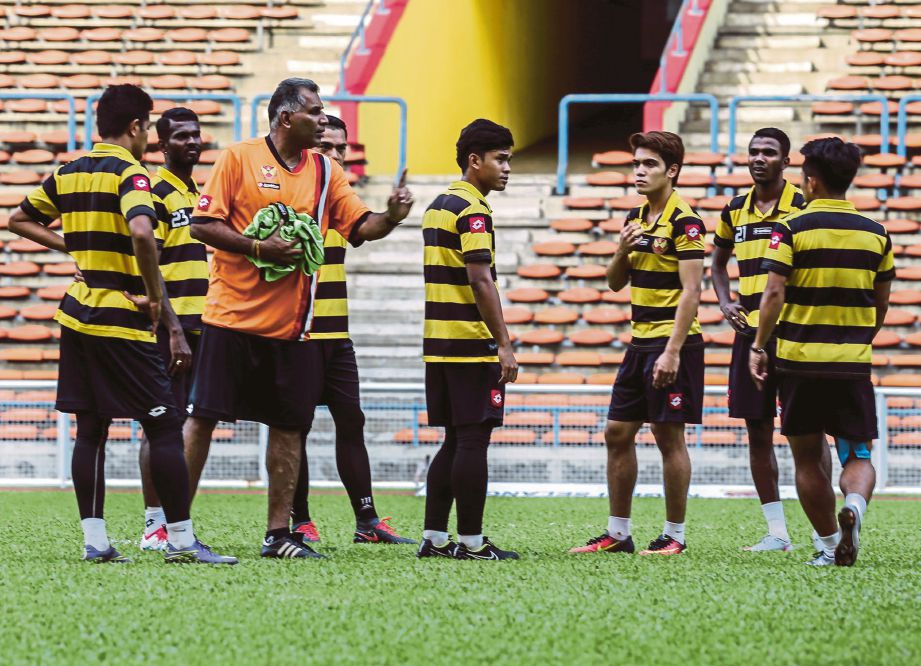 GUNALAN (tiga dari kiri)  memangku jawatan sementara jurulatih  Selangor.