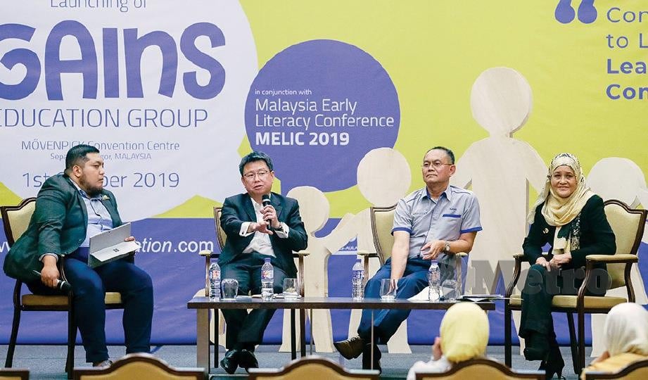 DR Goh (dua dari kiri), Dr Azhar (tiga dari kiri) dan Kim ketika membincangkan mengenai topik pendidikan awal kanak-kanak dalam Persidangan Literasi Awal Malaysia (MELIC) 2019.