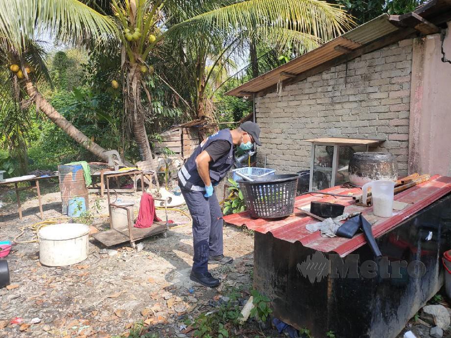 ANGGOTA forensik memeriksa lokasi kejadian di Kampung Padang Hassan, Kepala Batas, semalam.
