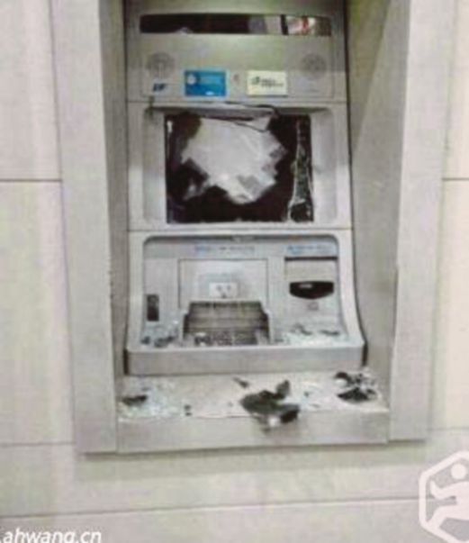 KEADAAN mesin ATM yang rosak selepas cuba dipecahkan Xiao.