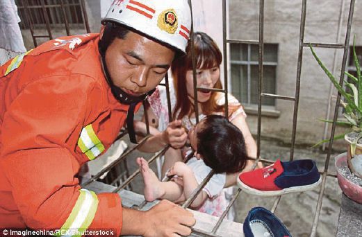 KEPALA kanak-kanak perempuan  tersangkut di jeriji besi.