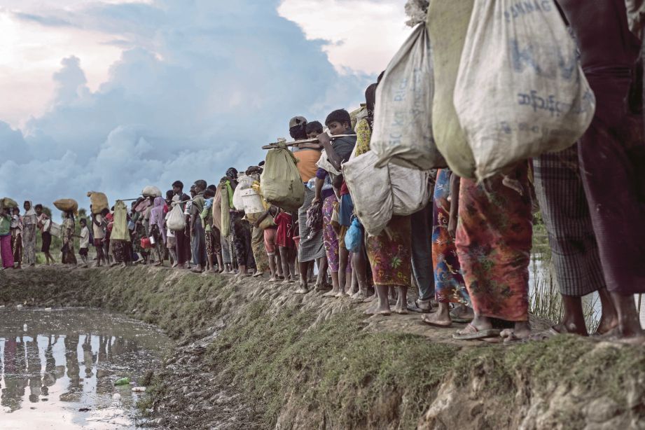 GAMBAR dirakam pada Oktober 2017 menunjukkan pelarian Rohingya melintasi Sungai Naf untuk masuk ke sempadan Bangladesh bagi melarikan diri daripada kekejaman tentera Myanmar. - AFP 